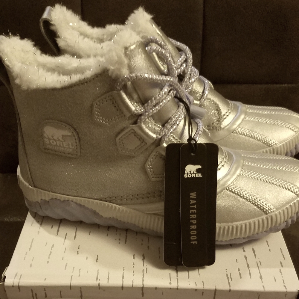 NWT kids Sorel frozen out N about booties